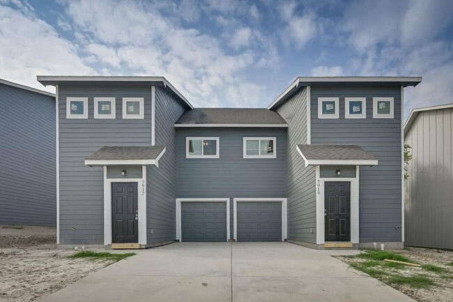 Building Photo - Spacious Duplex Living in Fort Worth, TX