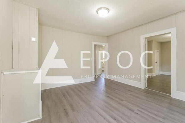 Building Photo - Cozy 3 Bedroom, 1 Bathroom- Available Now!