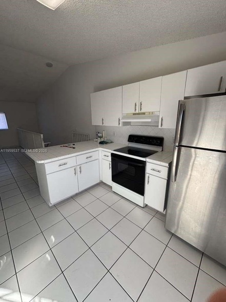 Building Photo - 613 NE 5th St