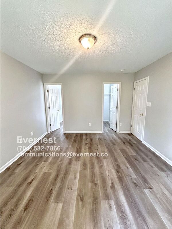 Building Photo - 2436 Fairstone Ave
