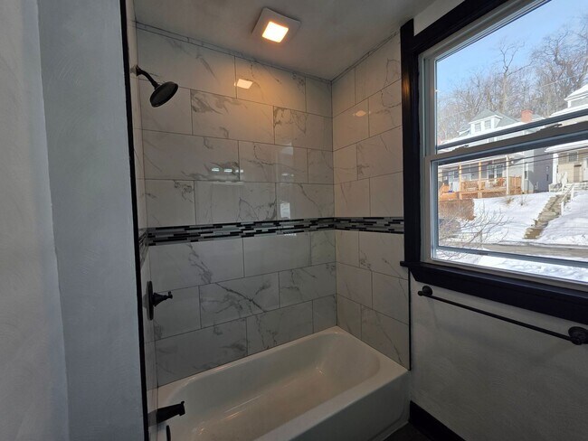 Foto del edificio - Fully updated 24 bedroom 1 bathroom apartment for rent in Crafton!