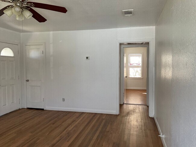 Building Photo - **Coming Soon!** 2 Bedroom 1 Bath with Det...