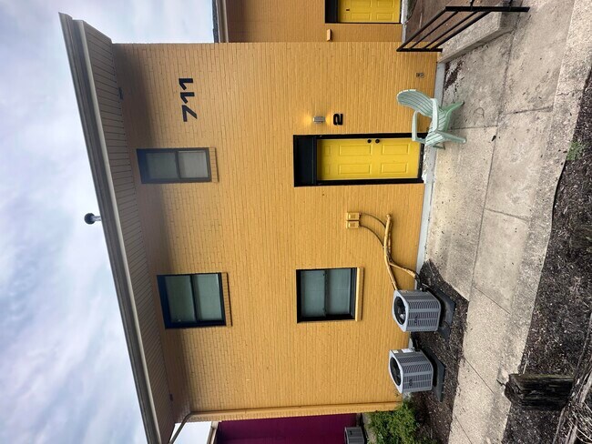 Foto del edificio - 711 Wilkinson Blvd