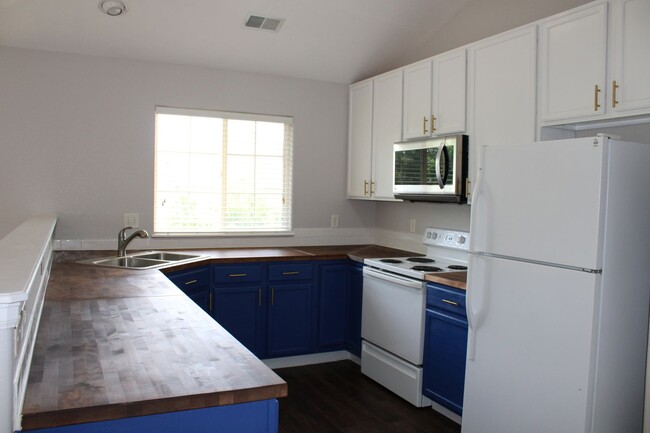 Building Photo - Low-Maintenance Luxury with Community Perks