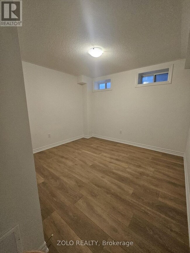 Photo du bâtiment - 100 W Oak Trl