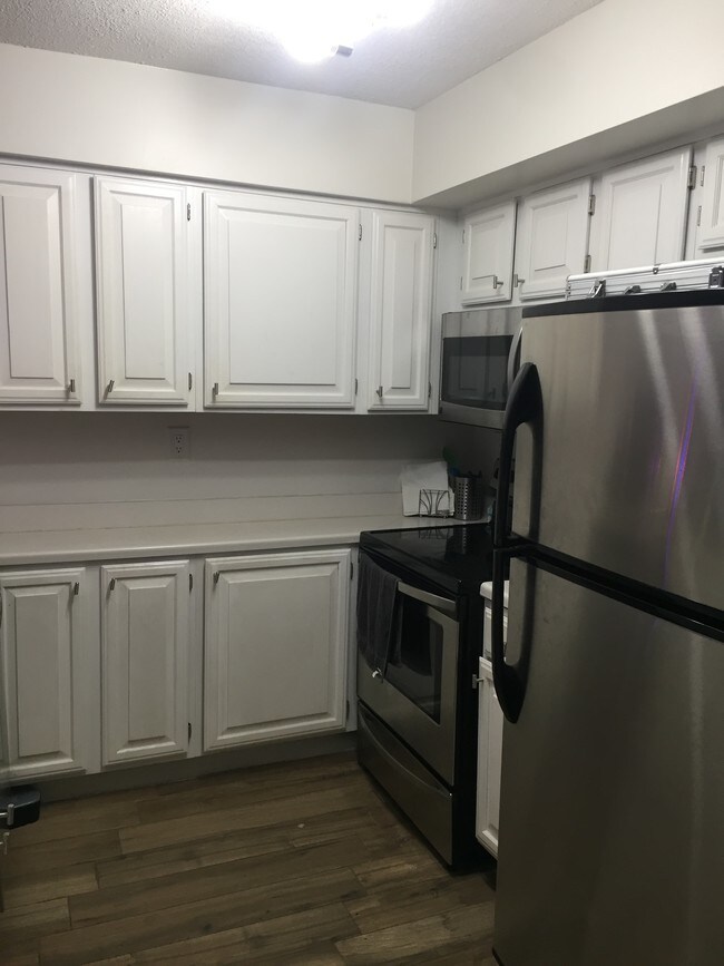 Kitchen - 1280 S Alhambra Cir