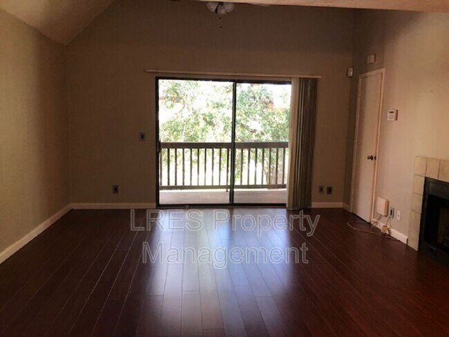 Foto del edificio - 465 Forestway Cir