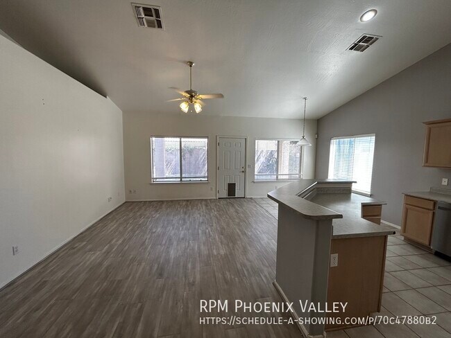 Foto del edificio - Lovely Single Level 4x2 Mesa home W/ 3 Car...