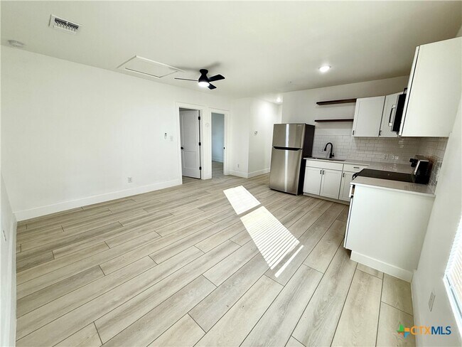 Foto del edificio - 2204 W San Antonio St
