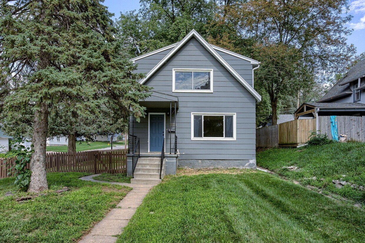 Foto principal - Modern 4 Bedroom Benson Home!!