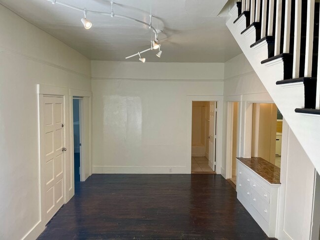 Building Photo - Charming Downtown 5 Bedroom Home - Availab...