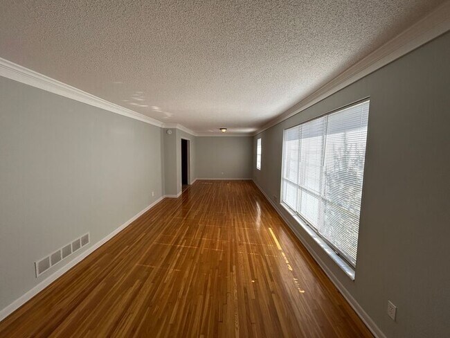 Foto del edificio - 400 Glen Crest Dr