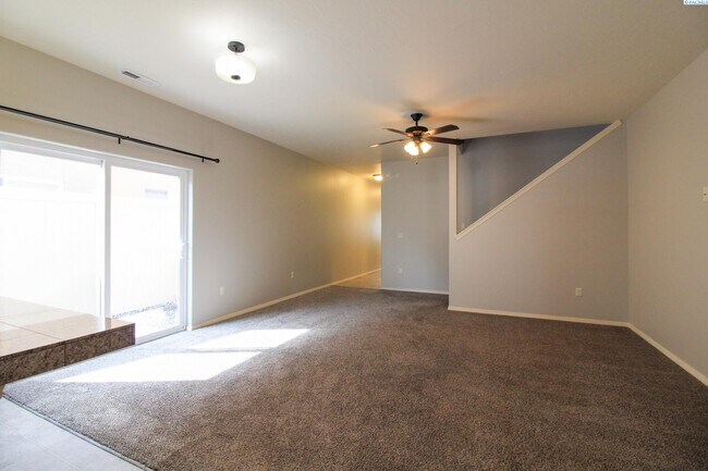 Foto del edificio - 3 Bed/2.5 Bath Kennewick Townhouse