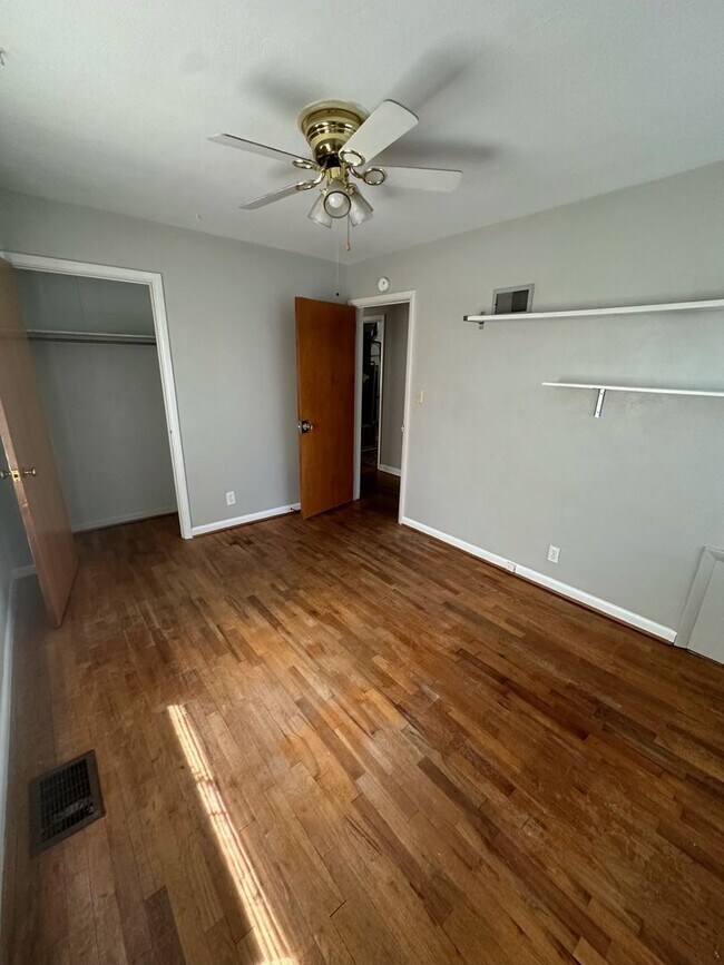 Building Photo - Cozy Home