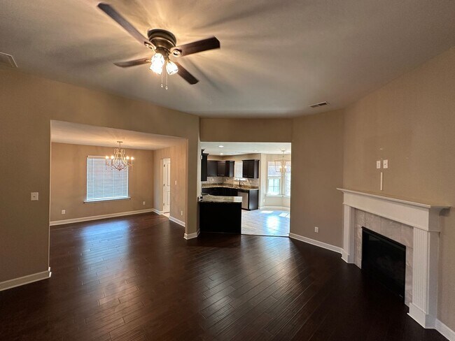 Building Photo - AVAILABLE NOW IN SOUTHAVEN! Spacious 4BR Home with Bonus Room & Fenced Yard