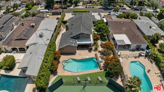 Foto del edificio - 6443 Matilija Ave