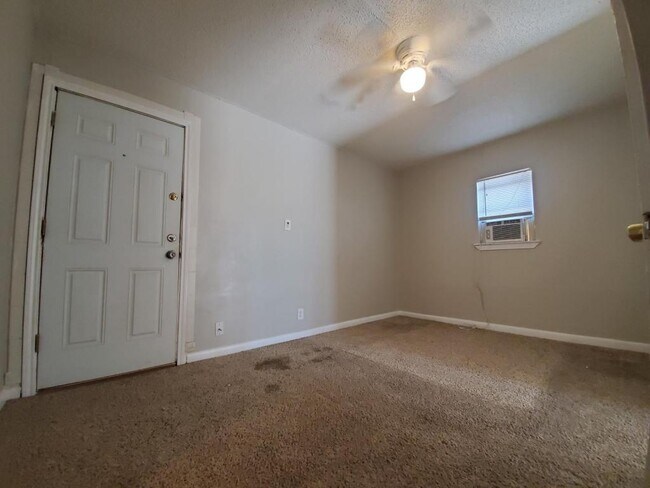 Building Photo - 515 W Ave E Unit C