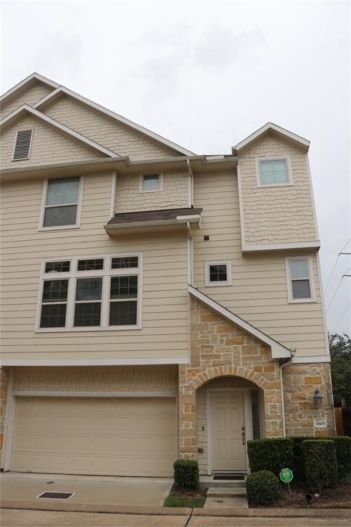 Foto principal - 3303 Masters Point Dr