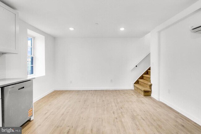 Foto del edificio - 7037 Ridge Ave