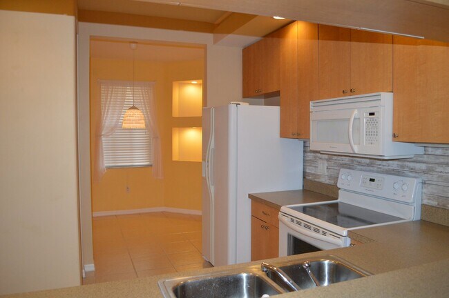 Foto del edificio - GREAT CONDO IN CAPE CORAL 2+ DEN/2  $1,800!!