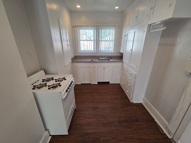 Building Photo - 1st