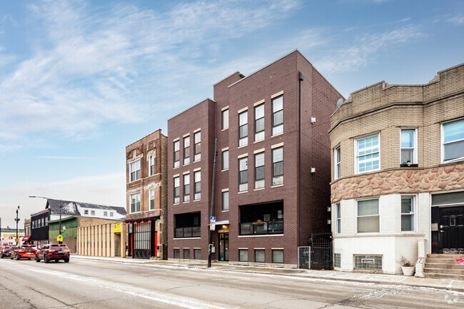 Building Photo - 3037 W Belmont Ave