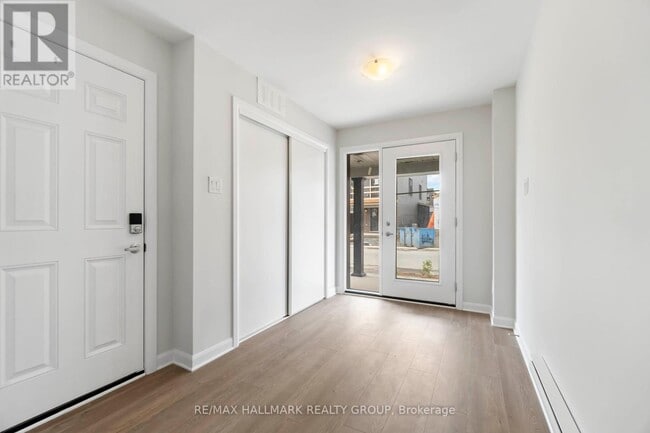 Building Photo - 410 Silverberry Private