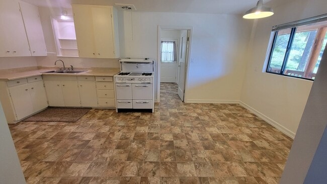 Building Photo - Charming 3-Bedroom 2-Bath with Mountain Vi...