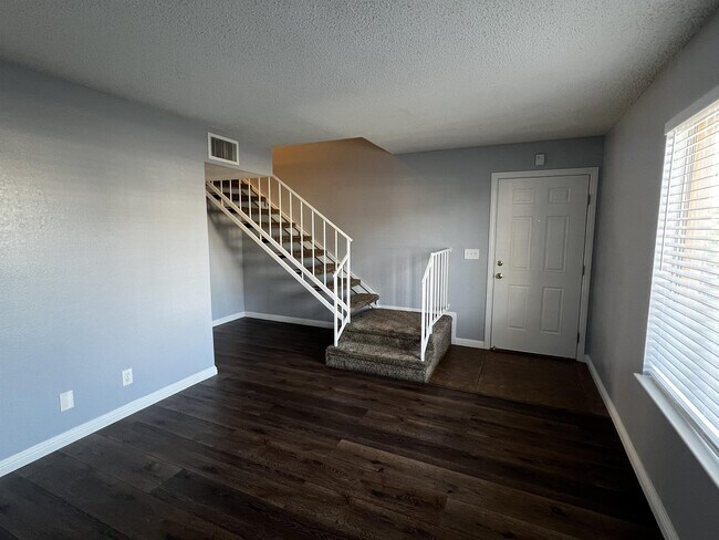 Building Photo - 720 N Torrey Pines Dr
