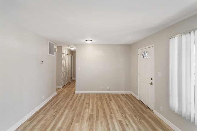 Foto del edificio - 215 E Maxon Ln