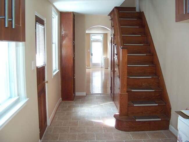 Building Photo - 515 S Madeira St