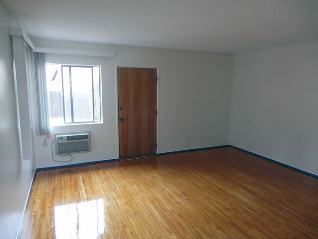 Building Photo - 5326 Lincoln Ave