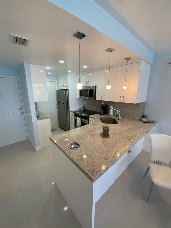 Building Photo - 2899 Collins Ave