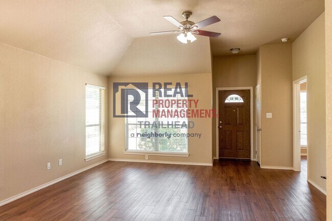 Foto del edificio - Well-Maintained Home with Large Yard and Storage Shed