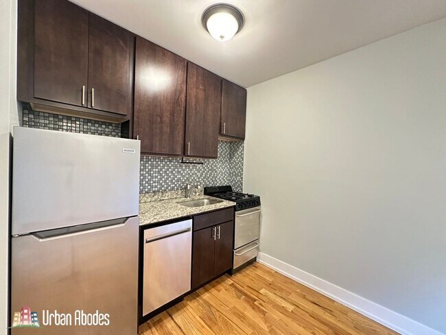 Building Photo - 816 W Cornelia Ave