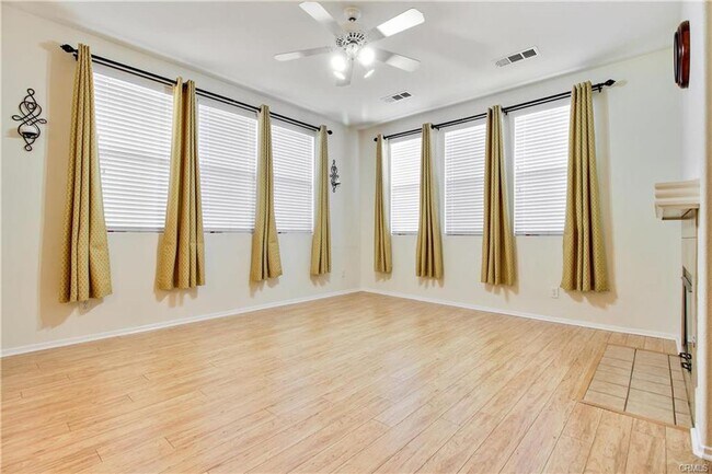 Foto del edificio - AVAILABLE! Pool Townhome/ Murrieta 2BR + Office, 2 Car Attached Garage