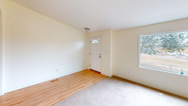 Foto del edificio - 360 Trescartes Ave