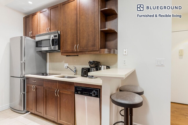 Building Photo - 488 7th Ave