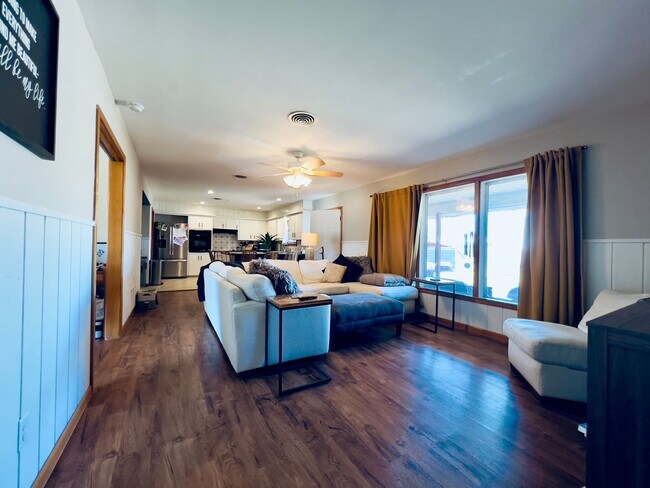 Building Photo - PRE-LEASING FOR SUMMER: Check out this Mod...