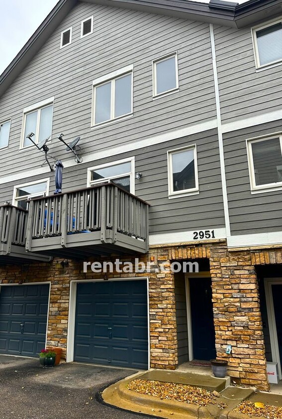 Primary Photo - Spacious Townhome in Beautiful Golf Course...