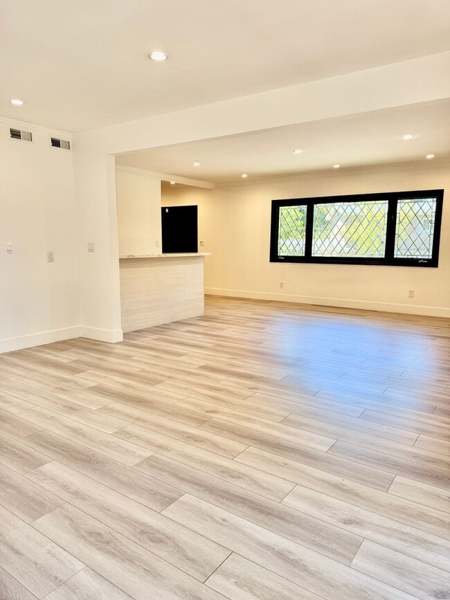Foto del edificio - Gorgeous Encino Hills Home
