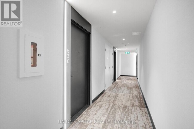 Photo du bâtiment - 215 Lakeshore Rd W