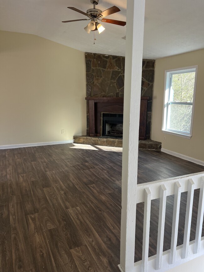 Building Photo - 853 Hemingway Rd