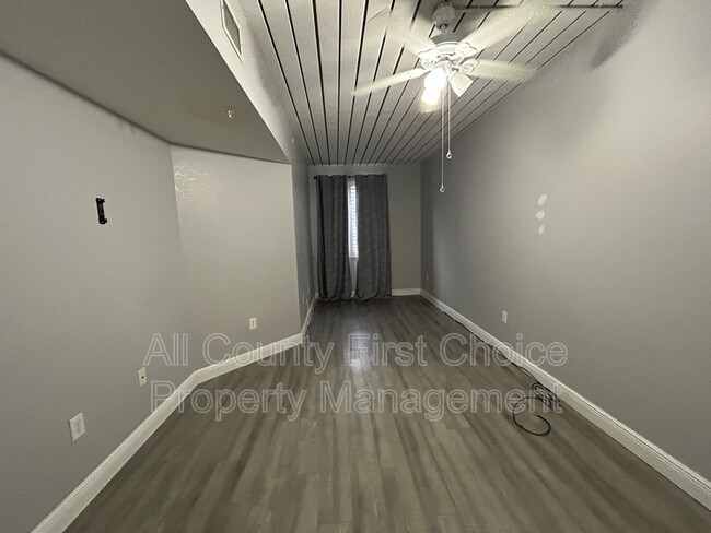Building Photo - 2320 W Azeele St