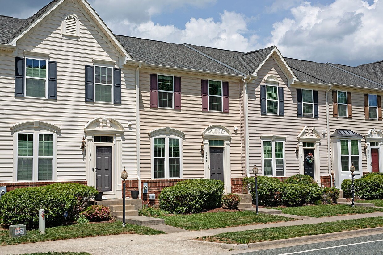 Foto principal - Pavilions at Pantops Townhome With Garage