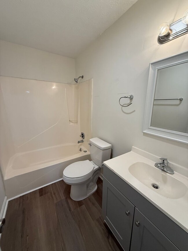 Building Photo - 160/162 W. Paces Dr