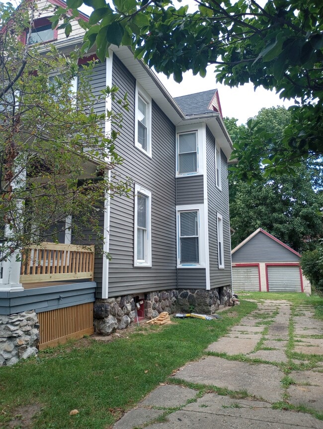 Building Photo - 136 Frelinghuysen Ave