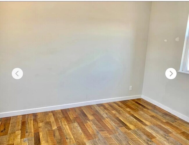 Foto del edificio - 217 E Broadway