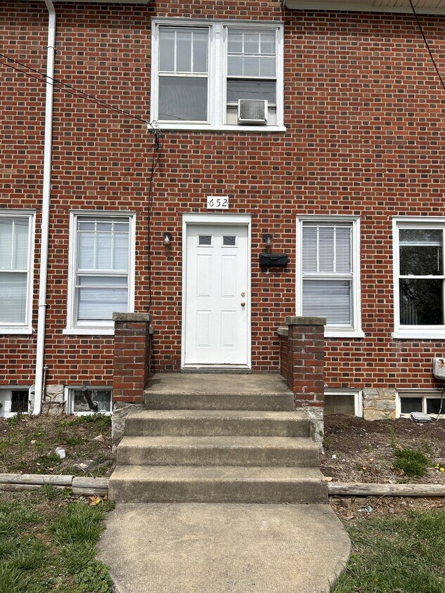 Primary Photo - 652 Virginia Ave