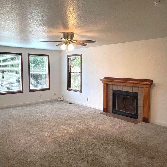 Building Photo - Spacious 4 Bedroom, 2 Bathroom Home with 2...